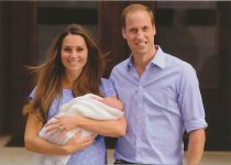 (1679) Newborn Prince George with parents, July 2013 (17 x 12 cm)