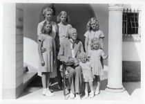 (46) Gustaf V, Sibylla and her children, 1948 (Nilsson-Foto, 12,5 x 9 cm)