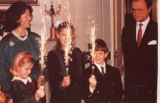 (92) Silvia & Carl Gustaf with 3 children, 1980's (15 x 10 cm)
