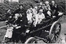 (576) Juliana & Bernhard with grandchildren, 1979